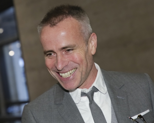 미국 디자이너 톰 브라운이 2017년 9월 6일(현지시간) 뉴욕에서 열린 한 행사에 참석하고 있다. 블룸버그는 3일 삼성전자가 톰 브라운과 협력해 두 번째 폴더블폰을 개발하고 있다고 전했다. 뉴욕/AP뉴시스