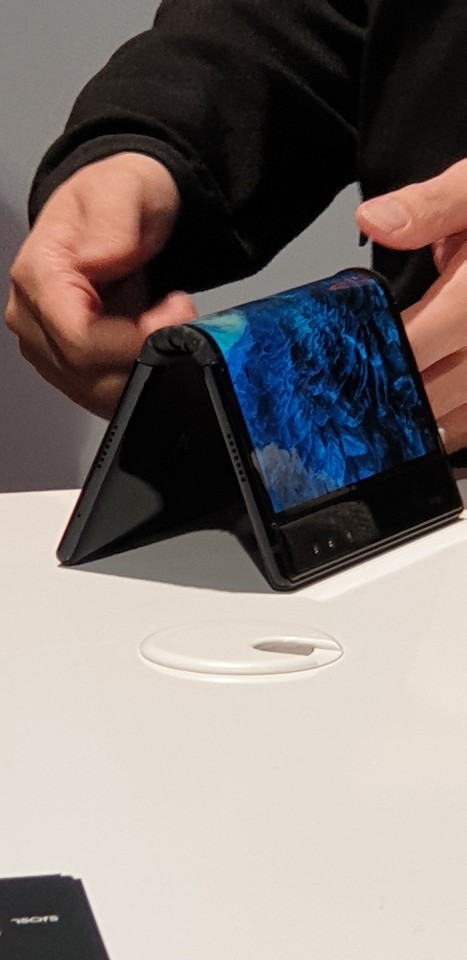 중국기업 로욜이 선보인 폴더블 폰 '플렉스파이' 권태성 기자 tskwon@