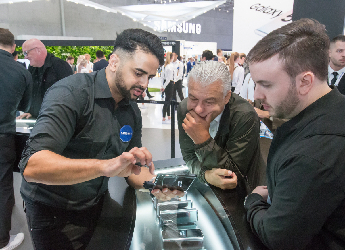 7일(현지시간) 독일 베를린에서 열린 유럽 최대 가전 전시회 ‘IFA 2019’에서 삼성전자 전시장을 방문한 관람객들이 ‘갤럭시 폴드 5G’를 체험하고 있다. 사진제공=삼성전자
