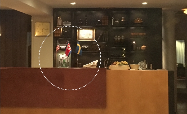 웨덴 스톡홀름 외곽 리딩외에 있는 콘퍼런스 시설 '빌라 엘비크 스트란드' (Villa Elfvik Strand) 내부에 소형 성조기, 인공기, 스웨덴 국기가 놓여있다. 한 스웨덴 매체는 북미가 4일(현지시간) 예비접촉에 이어 5일 실무협상을 이곳에서 한다고 보도했다. (연합뉴스)