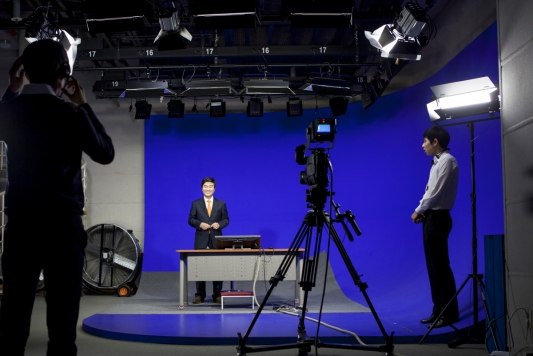 김영갑 호텔경영학과 교수가 자신의 동영상 강의를 촬영 중이다. 사진제공 한양사이버대학교