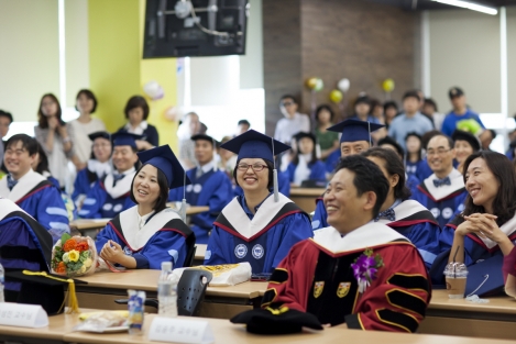 한양사이버대학교 상담심리학과 졸업생들이 밝은 모습으로 학위 수여식에 참석했다. 사진제공 한양사이버대학교