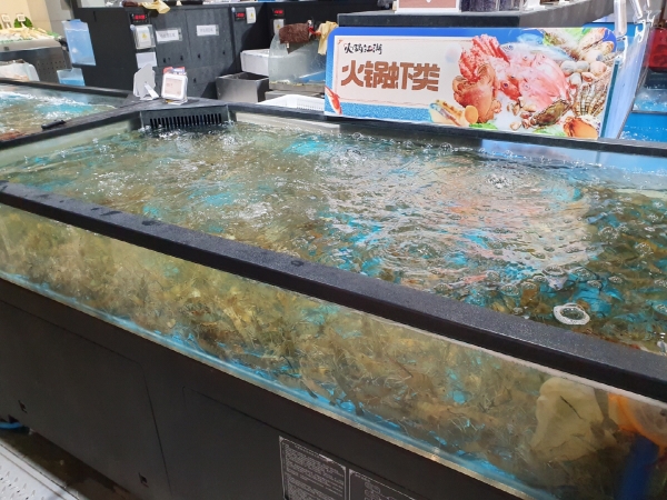 험한셴셩에는 신선한 해산물들이 많다. 즉석에서 먹기도 하고 총알배송도 가능하다.