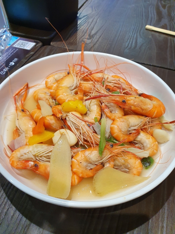 험한셴셩에서는 싱싱한 해산물을 고르면 즉석에서 요리해준다.