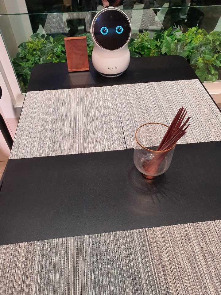 테이블에서 주문 받는 클로이 로봇(사진=송영록 기자 syr@)