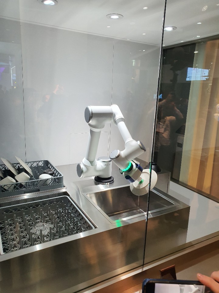 요리하는 클로이 로봇.(사진=송영록 기자 syr@)