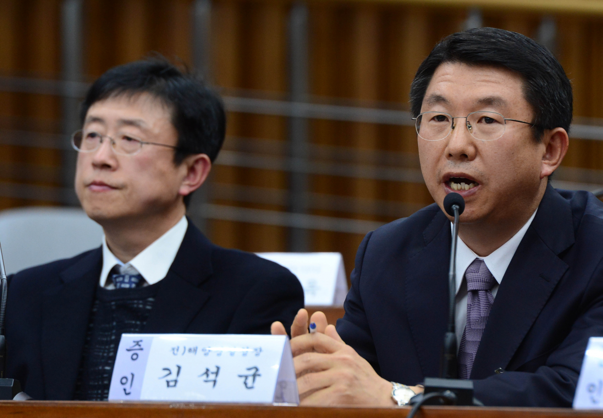 김석균 전 해양경찰청장이 14일 오전 서울 여의도 국회에서 열린 최순실 국정농단 의혹 진상규명을 위한 국정조사 특위 3차 청문회에서 의원들의 질의에 답하고 있다.(뉴시스)