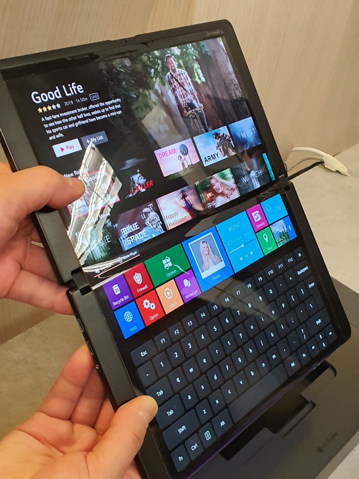 LG디스플레이 고객사 전용 특별관에 전시된 폴더블 노트북 목업 제품.(사진=송영록 기자 syr@)