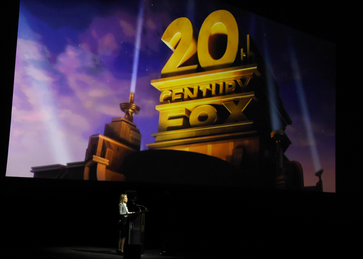 스테이시 스나이더 20세기폭스 당시 최고경영자(CEO)가 2018년 4월 26일(현지시간) 미국 라스베이거스에서 열린 시네콘2018 행사에서 자사 로고가 보이는 가운데 연설하고 있다. 라스베이거스/AP뉴시스