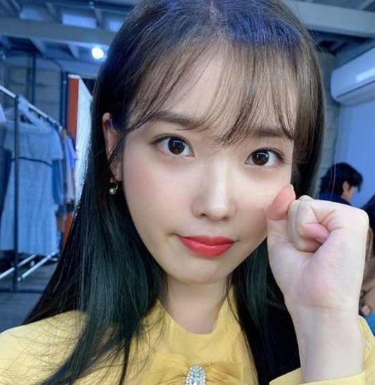 아이유 셀카.(출처=EDAM엔터테인먼트 공식 SNS)