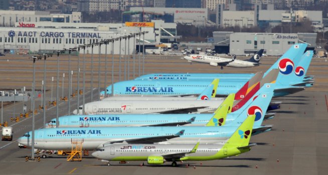 코로나19 여파로 전 세계 하늘길이 막힌 가운데, 지난 2일 영종도 인천국제공항 주기장에 항공기들이 멈춰 서 있다.(연합뉴스)