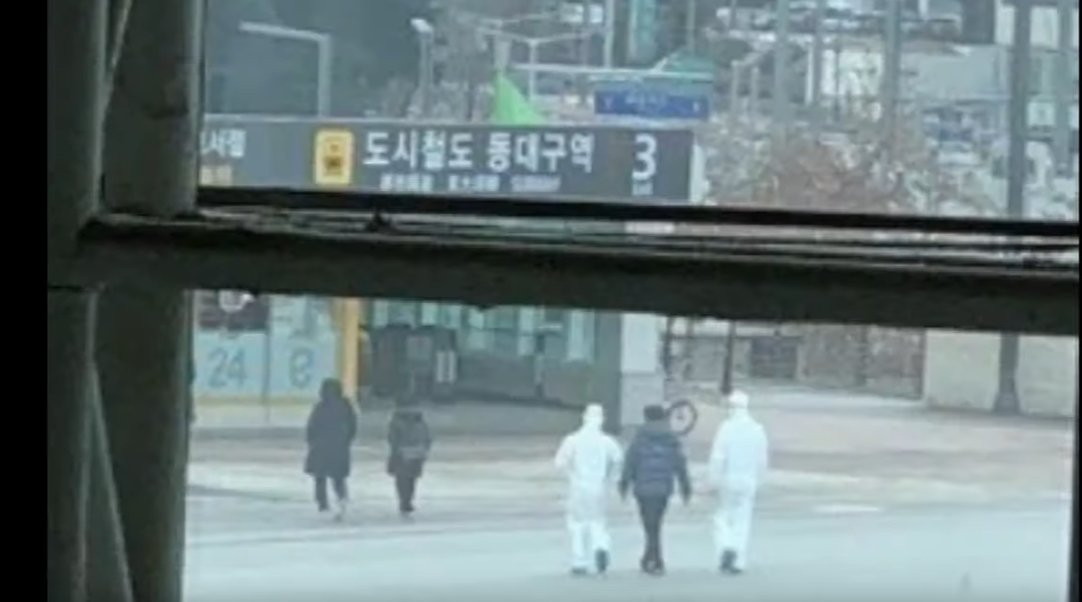 코로나19 사태 초기에 확진자가 나온 것을 가정한 몰래카메라 콘텐츠.(출처=인터넷 커뮤니티 캡처)