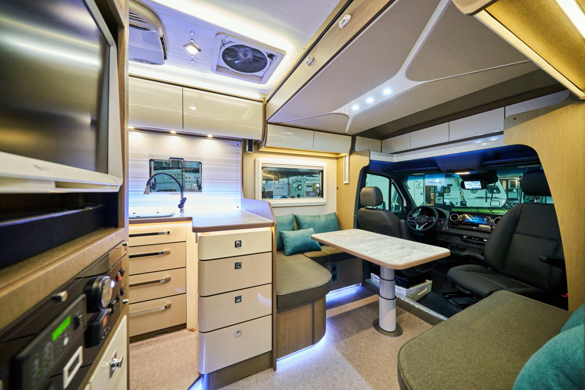 메르세데스-벤츠 밴 바디빌더인 더 밴의 관계자가 3월 8일 경기 고양시 킨텍스에서 개최되는 MBC 건축박람회에서 3세대 뉴 스프린터를 기본 차량으로 새롭게 컨버전(특장)한 스프린터 캠핑카 더 에이스 720의 실내 인테리어를 관람객들에게 공개했다. (뉴시스)