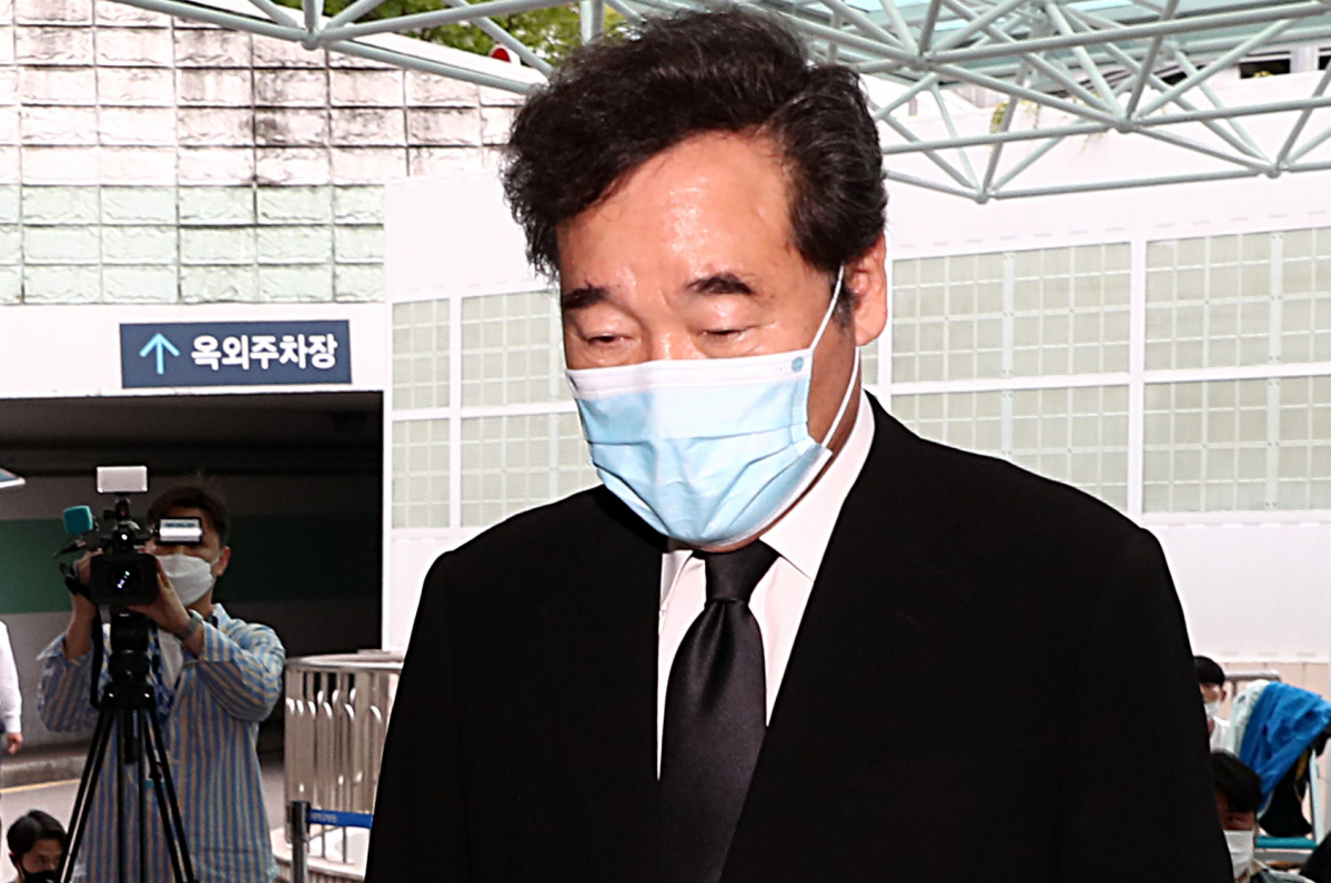 이낙연 더불어민주당 의원이 10일 오후 고 박원순 서울시장의 빈소가 차려진 서울 종로구 서울대병원 장례식장으로 들어가고 있다.(뉴시스)