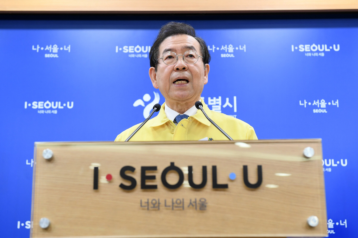 박원순 서울시장이 6월 22일 시청에서 코로나19 2차 대유행 준비 관련 브리핑을 하고 있다. 뉴시스