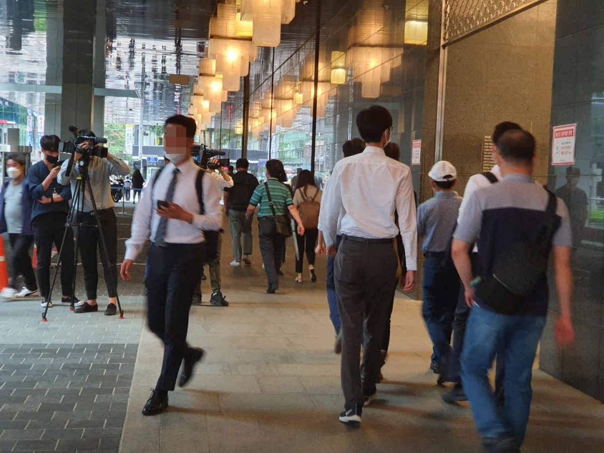 '박원순 사망' 소식 접하고 출근하고 있는 서울시청 직원들.(손현경 기자)