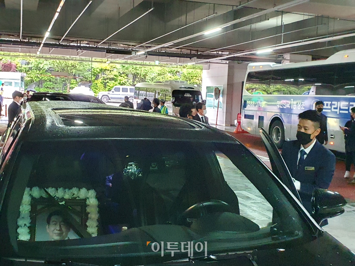 박원순 서울시장의 영정 사진이 13일 운구 차량에 놓여 있다.(김종용 기자 deep@)