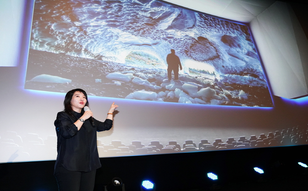 이미지 돌비 코리아 부장이 온전한 몰입감을 제공하는 영화 관람 경험을 가능하게 하는 '돌비 시네마'의 기술을 설명하고 있다.(사진제공=돌비)
