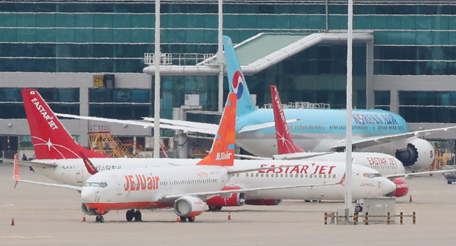 지난 14일 인천국제공항 주기장에 제주항공과 이스타항공 여객기가 세워져 있다. (연합뉴스)