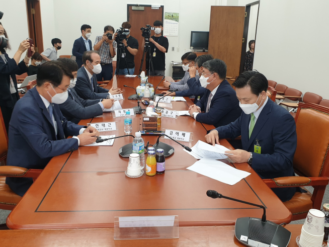 21일 서울 여의도 국회에서 김이배(오른쪽 첫번째) 제주항공 대표, 최종구(오른쪽 두번째) 이스타항공 대표 등이 LCC사장단 간담회에 참석하고 있다.(이주혜기자winjh@)