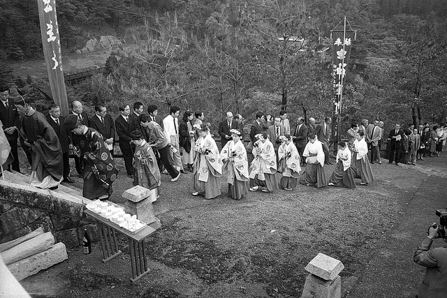 ▲이삼평 도조제를 위해 제관과 신무춤을 출 무희로 특별히 선발된 여학생들이 행렬을 지어 이동하고 있다. ⓒ김유경