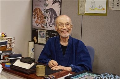 ▲2019년 5월 미야마 수관도원에서 손님을 맞는 14대 심수관. 벼루에 먹을 갈고 있었다. ⓒ이순희