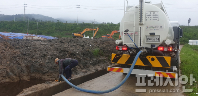 ▲ 도촌마을 농경지에서 발생한 침출수를 폐수 차량을 이용해 수집하고 있다.ⓒ프레시안(오정근)