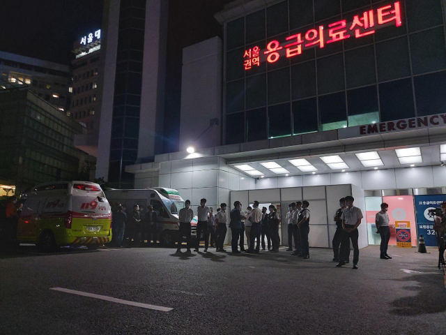 ▲10일 오전 1시경 박 시장의 빈소가 마련될 서울 종로구 서울대병원에 직원들이 대기하고 있다. ⓒ프레시안(조성은)