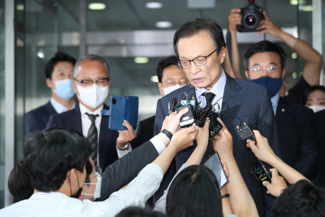 ▲더불어민주당 이해찬 대표가 10일 오전 고 박원순 서울시장의 빈소가 마련된 서울 종로구 서울대병원 장례식장에서 조문을 마친 뒤 취재진의 질문에 답하고 있다. 이 대표는 취재진의 "고인에 대한 의혹이 있는데 당차원 대응할 것인가"는 질문에 "그건 예의가 아니다. 그런걸 이 자리에서 예의라고합니까"며 질타했다. ⓒ연합뉴스