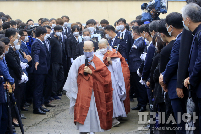 ▲고(故) 박원순 시장의 유해 생가로 향하고 있다. ⓒ프레시안(이철우)