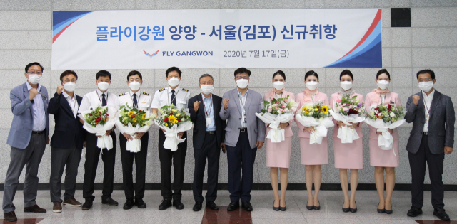 ▲17일 TCC 항공사 플라이강원이 양양발 서울 김포노선 첫 취항에 앞서 주요 관계자들이 참석한 가운데 기념사진을 찍고 있다. ⓒ플라이강원