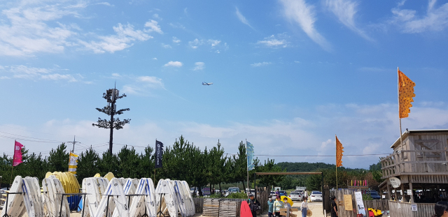 ▲18일 플라이강원 B737-800 기종 항공기가 강원도 양양 ‘서피비치’ 상공을 날고 있다. ⓒ프레시안(전형준)