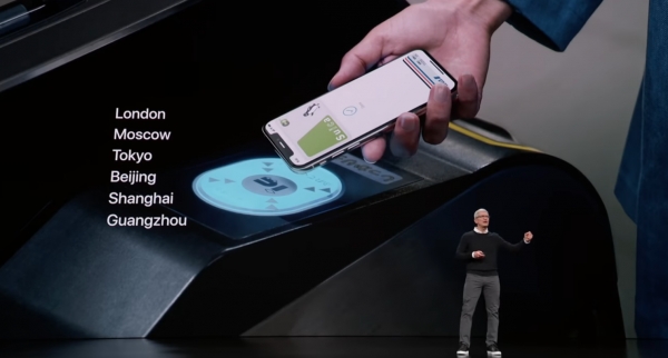 팀 쿡 애플CEO는 지난 3월 애플 이벤트에서 애플페이와 애플카드를 소개했다. (사진=애플 유튜브)