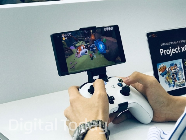 SKT-MS의 ‘엑스클라우드’ 시연 모습. ‘엑스클라우드’는 스마트폰에 컨트롤러를 부착해 이용할 수 있다. (사진=석대건 기자)