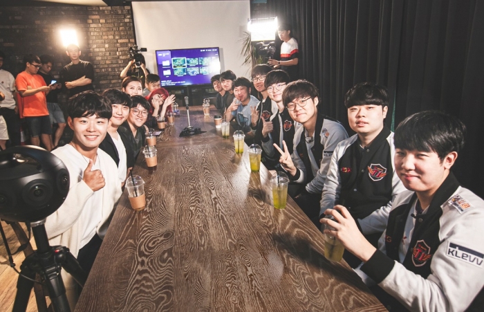 롤파크 투어 행사에 참여한 점프 AR · VR 이용 고객들이 SK텔레콤 e스포츠단 T1 선수단과 깜짝 팬미팅을 하는 모습.