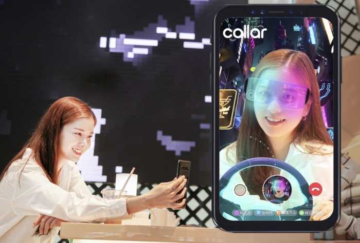 SK텔레콤 모델이 초고화질 영상통화가 가능한 콜라2.0으로 영상통화 시연을 하고 있다.