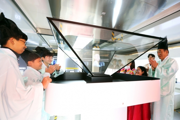 함양군 초등학생들이 ‘티움 모바일’의 미래 직업 연구소에서 ARVR을 통한 적성검사를 체험하고 있다.