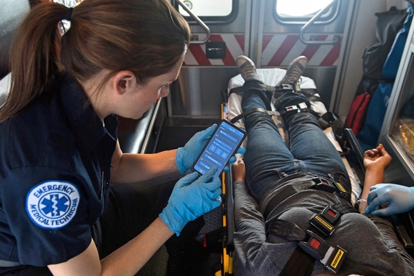 30일 삼성전자㈜와 IBM은 삼성 개발자 회의에서 IBM 클라우드 및 AI 기술, 삼성의 모바일 제품을 활용한 새로운 플랫폼을 발표했다. (사진=삼성, IBM)