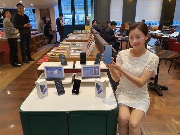 샤오미를 홍보하는 모델이 홍미노트8T를 소개하고 있다 (사진=백연식 기자)