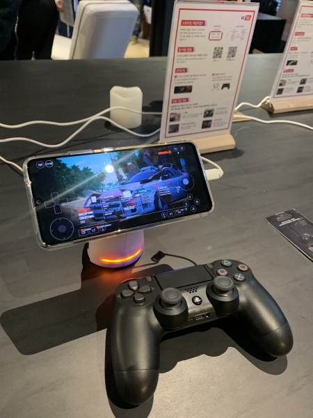 KT 5G 클라우드 게임과 미니 조이스틱 (사진=백연식 기자)