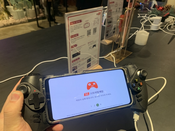 KT의 5G 스트리밍 게임은 조이스틱과 연결해 몰입감을 높일 수 있다 (사진=백연식 기자)