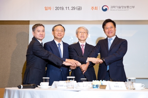최기영 과학기술정보통신부 장관이 지난 11월 서울 영등포구 여의도메리어트파크센터에서 열린 이동통신3사 CEO 간담회 에 참석해 기념촬영을 하고 있다. 왼쪽부터 하현회 LG유플러스 부회장, 황창규 KT 회장, 최기영 과학기술정보통신부 장관, 박정호 SK텔레콤 사장 (사진=과기정통부)