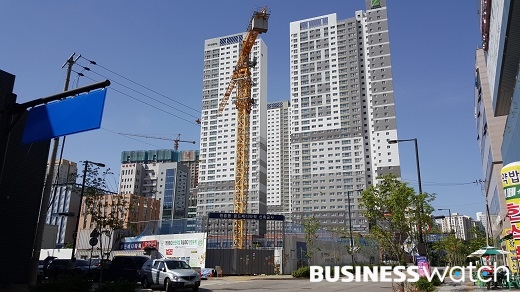 '고양창릉'과 인접한 원흥지구 원흥동에 신축 공사 중인 건물 모습./채신화 기자