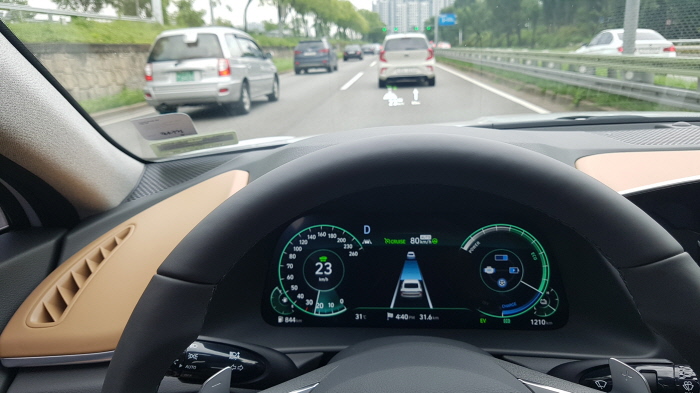 스마트 크루즈 컨트롤을 작동하고 올림픽 대로를 달리는 쏘나타 하이브리드/사진=윤도진 기자 spoon504@