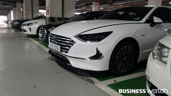 주차장에 선 쏘나타 하이브리드/사진=윤도진 기자 spoon504@