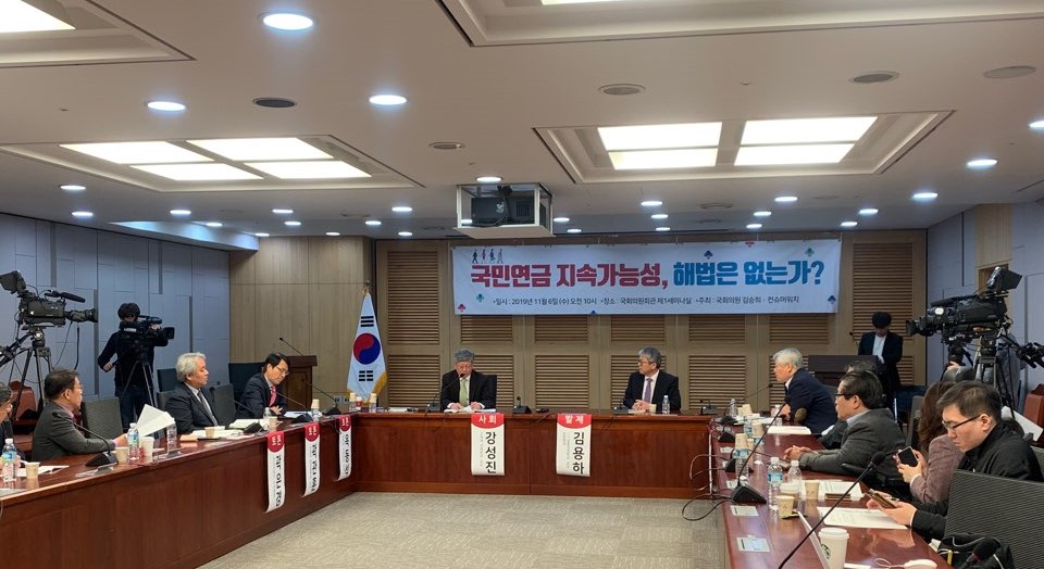 6일 서울 여의도 국회의원회관에서 열린 '국민연금 지속가능성, 해법은 없는가' 토론회에서 참석자들이 발언하고 있다.