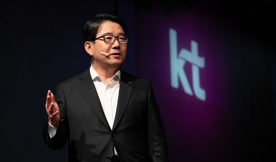 28일 서울 종로구 KT스퀘어에서 열린 기자간담회에서 김훈배 뉴미디어사업단장이 새로운 OTT 서비스 '시즌'을 소개하고 있다. /사진=이명근 기자 qwe123@