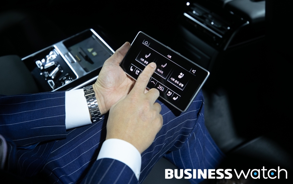 '더 뉴 아우디 A8 L 55 TFSI 콰트로' 에는 아우디 버츄얼 콕핏 플러스에 햅틱 피드백이 적용된 듀얼 터치 스크린 내비게이션이 장착, 운전자가 모든 차량 관련 정보를 통합적이고 직관적으로 컨트롤 할 수 있다.=이명근기자 qwe123@