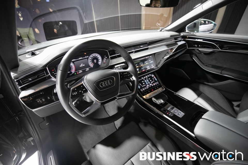 '더 뉴 아우디 A8 L55 TFSI 콰트로' 내부 모습/사진=이명근기자 qwe123@