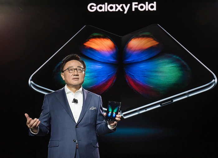 지난 2월 '삼성 갤럭시 언팩 2019'에서 고동진 삼성전자 IM부문장(사장)은 갤럭시 폴드를 처음 공개했다. [사진=삼성전자]